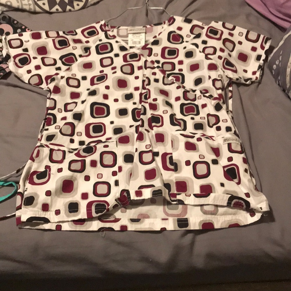Square print scrub top